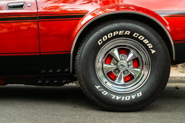 Quels sont les avantages des systèmes de surveillance de la tension des chaînes pour les véhicules de transport de marchandises?